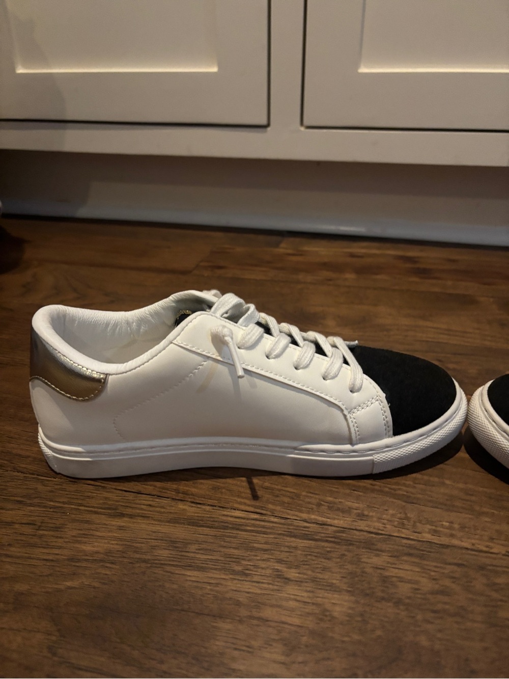 Vintage Havana White Leather Sneakers with Black Toe and Gold Star Accent - Picture 7 of 7